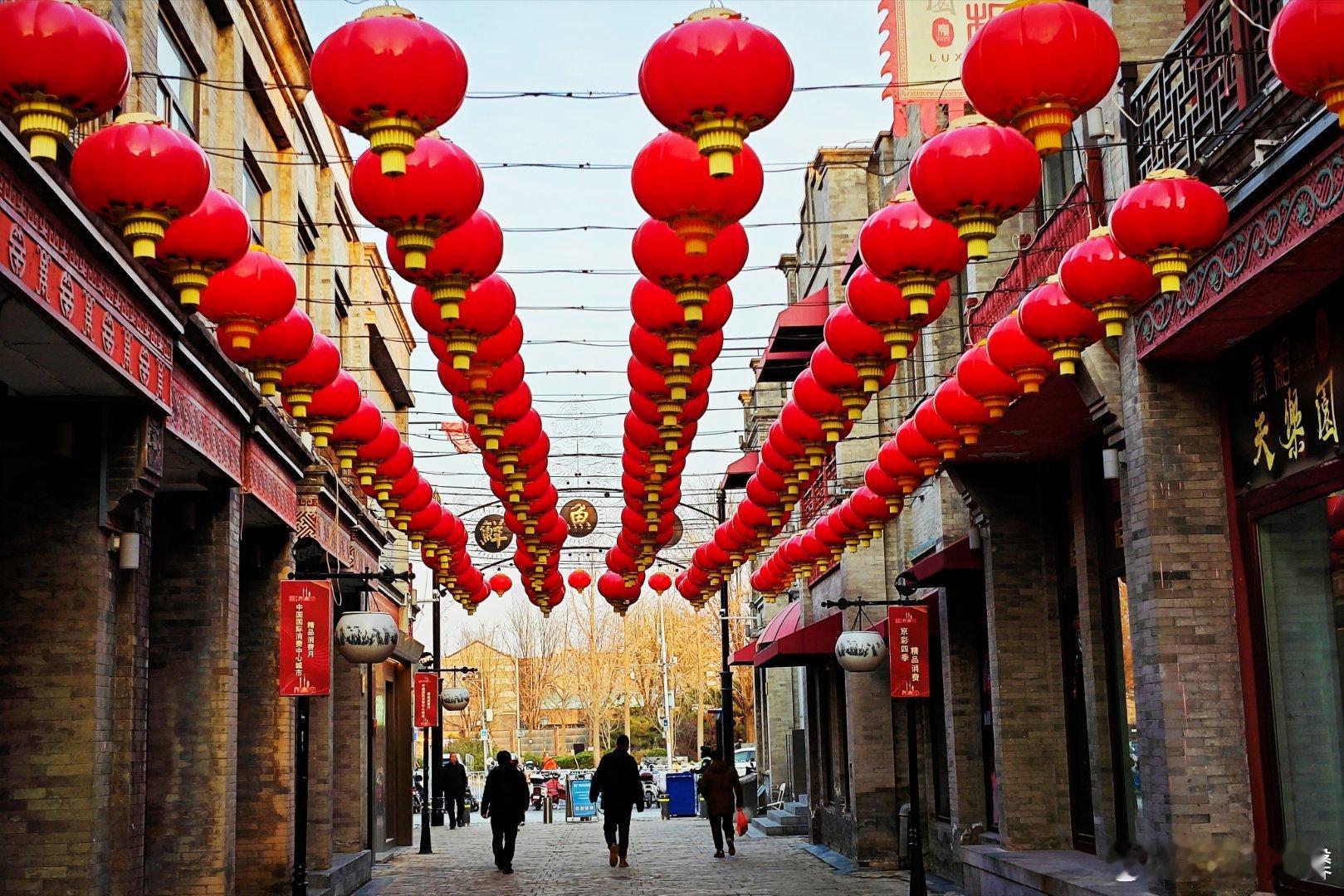 【一段接地气的地方】前门外鲜鱼口美食街是老北京味的聚集地，灰墙黛瓦间藏着舌尖上的