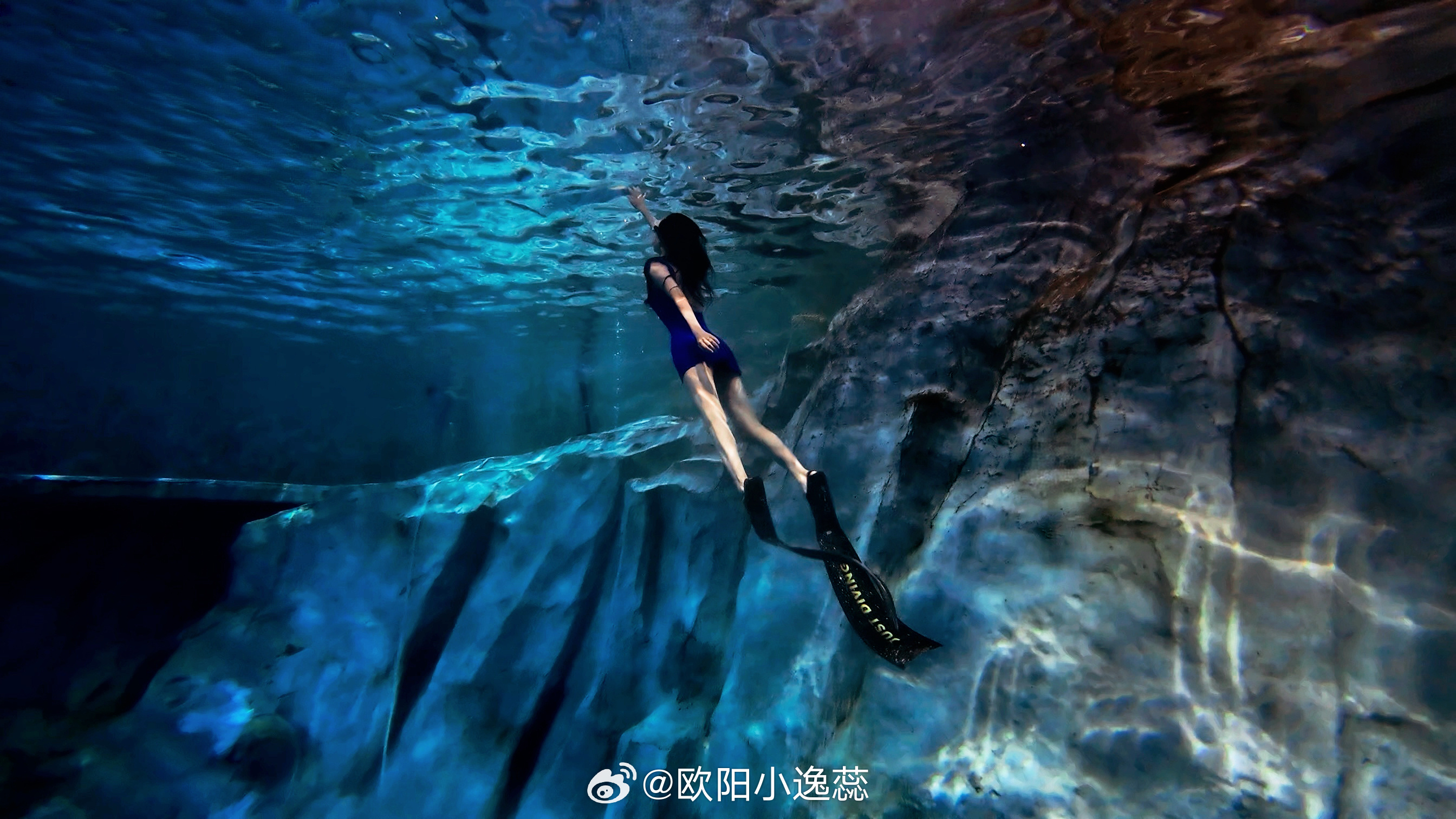 下了班去潜潜水吧🤿在商场里自由潜心理压力太大了！玻璃外面全是人教练说我今天潜到
