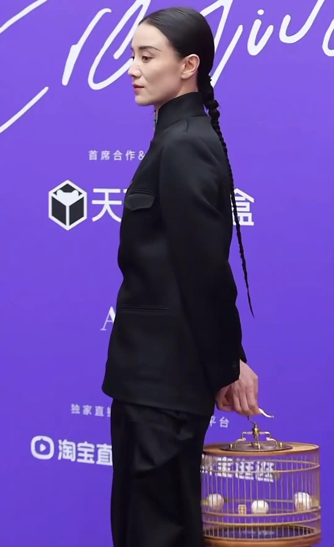 一根辫子，为何引爆2026？

2026年2月，一根沉寂一年多的“金钱鼠尾辫”，