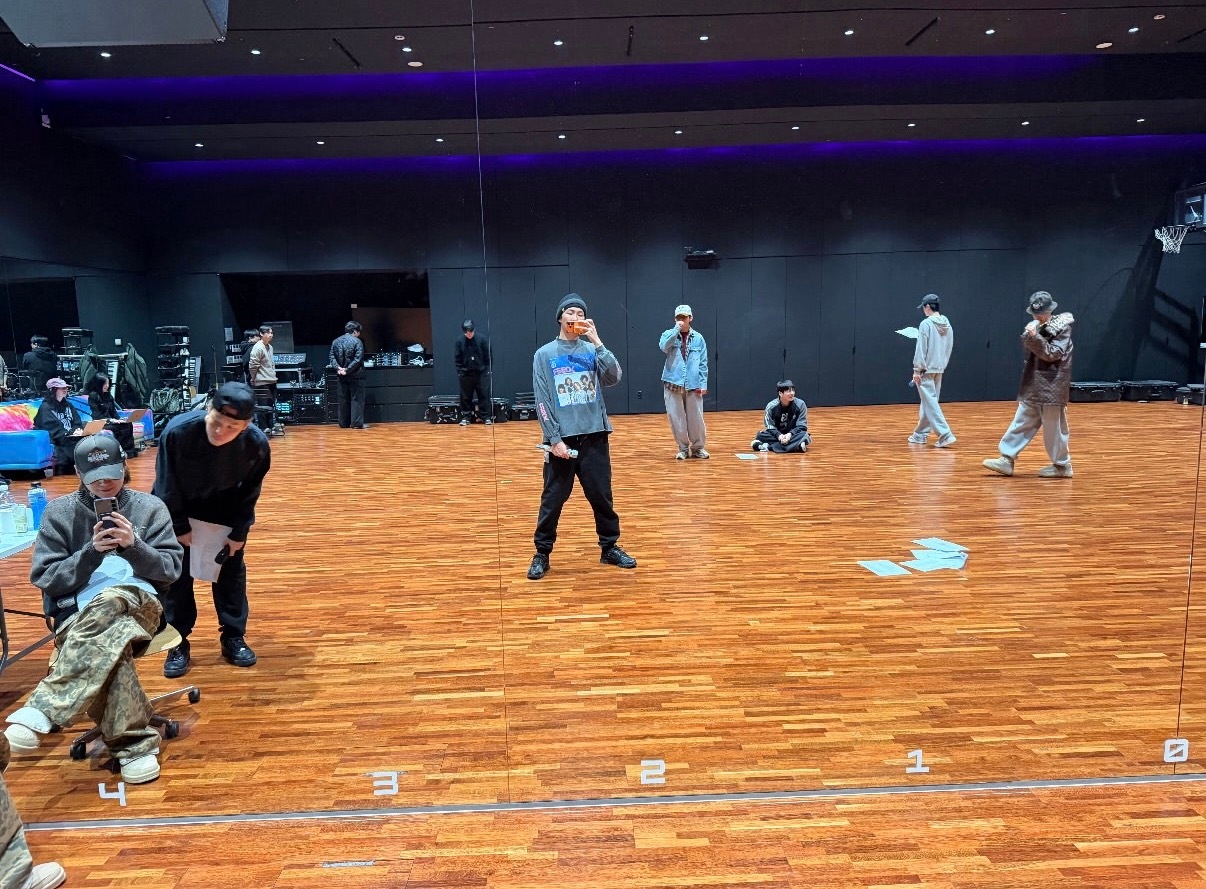 防弹少年团完整体练习室合照防弹少年团练习室合照完整体聚集在练习室里是有啥计划啊啊