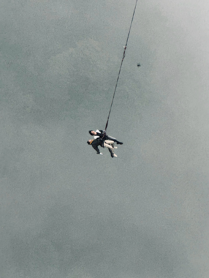 刘耀文在线辟谣没喊很帅，搭配蹦极照片分享，直白举动勾勒出真实的少年形象。刘耀文在