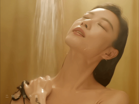 西出玉门主打一个真实，
倪妮洗澡的时候都能看到她被晒黑了！
眼尖的网友说，倪妮这