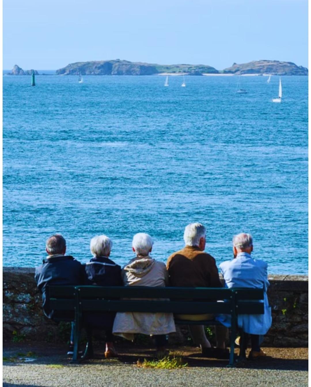 人老了啥最重要？这8个字说透了！中5条以上晚年不遭罪

老伙计们，咱们都奔着六七