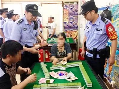 “这玩笑开死人”！湖北襄阳，男子与5名朋友在酒店开房打牌，不料另3名朋友突然敲门