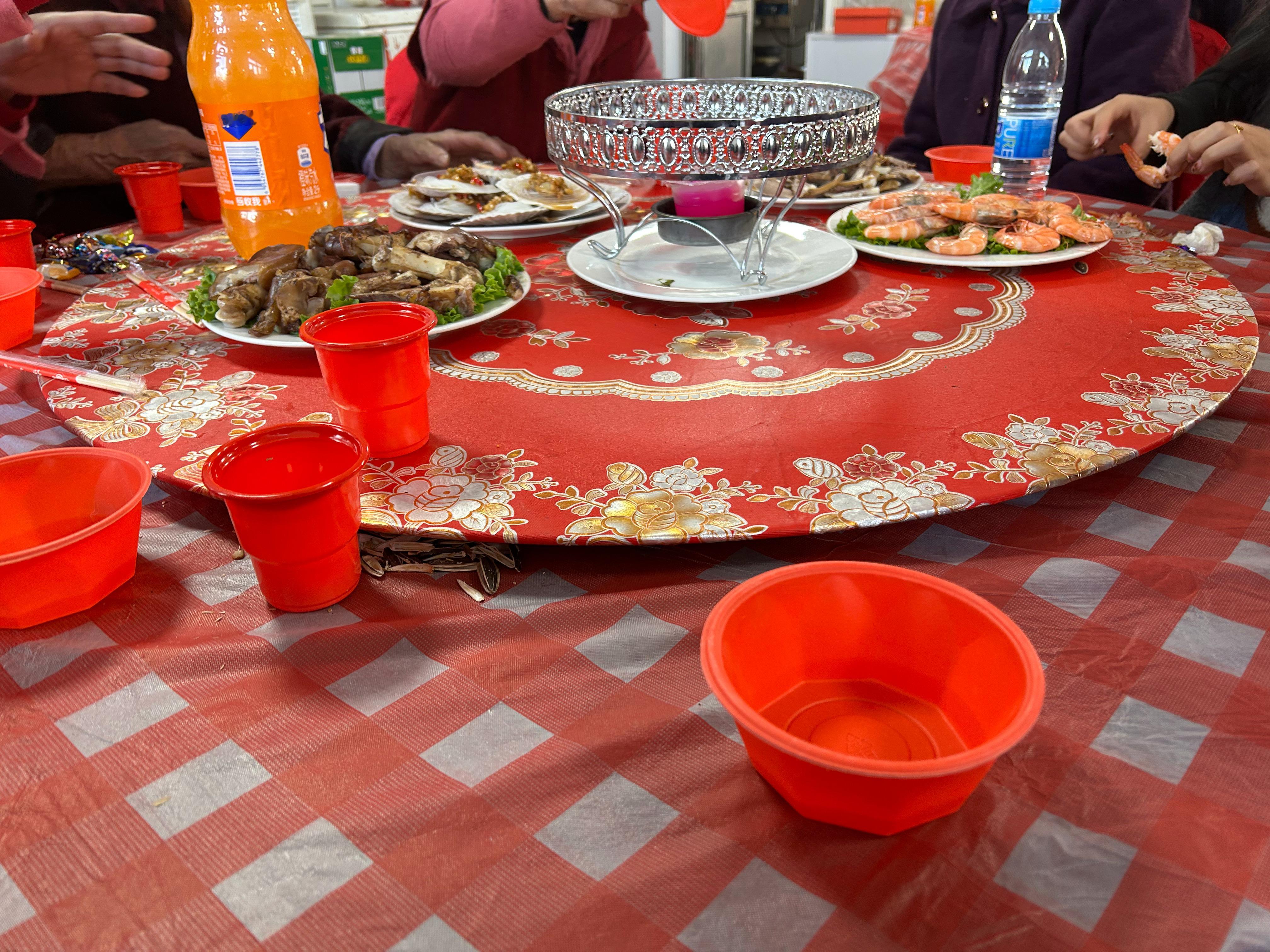 为什么现在农村的饭店都用这种一次性塑料碗杯还有大塑料勺？ ​​​