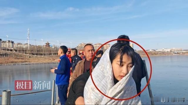 宁夏，初中女孩看到有小孩掉进冰窟，不顾生命安危下河施救，孩子被救出后她却悄悄离开