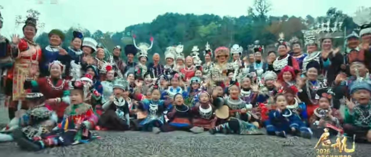 身着多彩民族服饰的人们齐聚一堂，银饰与绣裙相映成趣，一张张笑脸绽放着民族风情的鲜