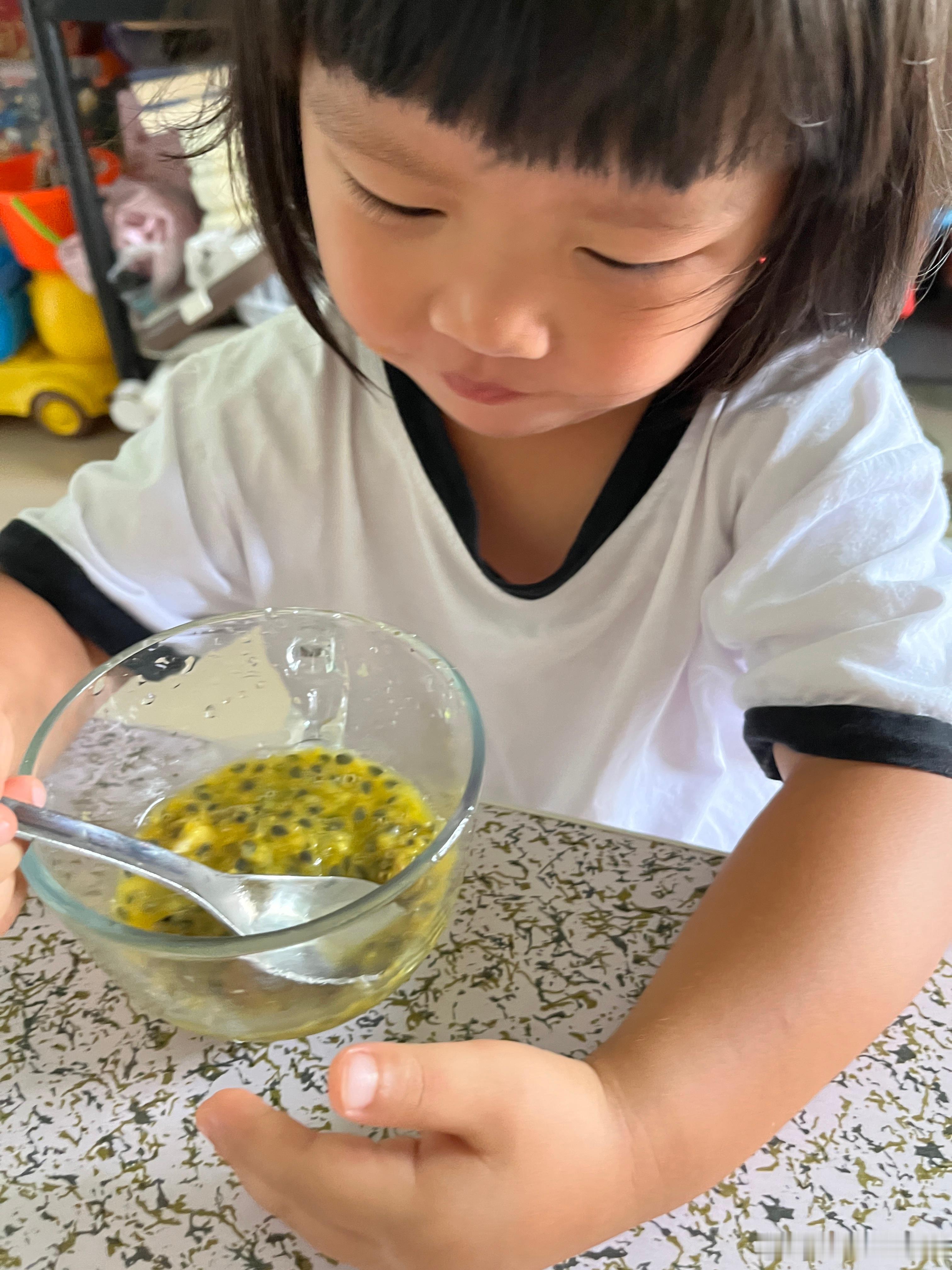 我们的早餐很简单，一个鸡蛋一个番薯，一瓶纯牛奶，搞定。百香果也不是纯甜，是酸甜，