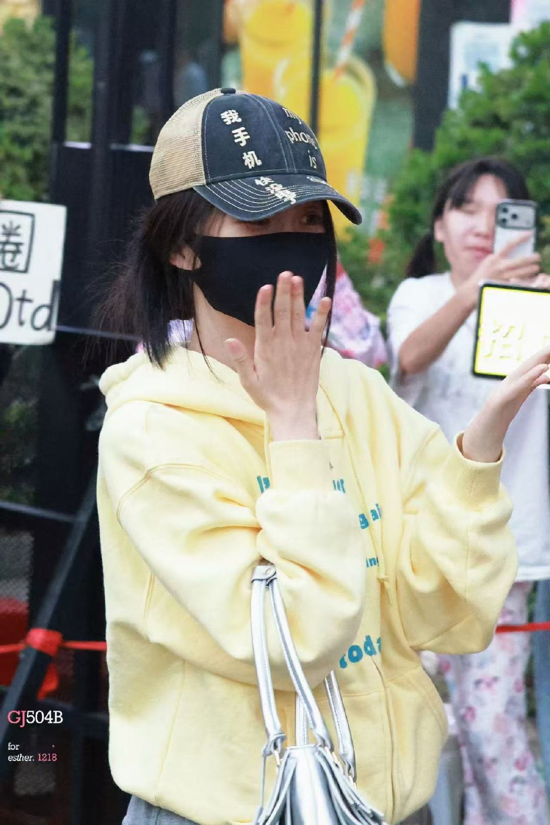 虞书欣我手机快没电了虞书欣手机快没电了 虞书欣帽子上写着我手机快没电了 ​​​