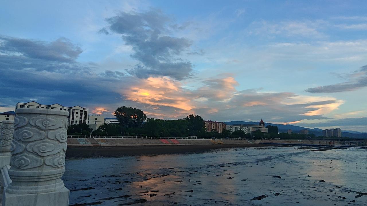 羡慕云。

因为它有无数种姿态，可以去到任何地方。

它可以遮挡阳光，也可以带来