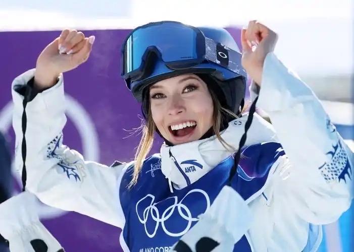 【为什么谷爱凌只拿到银牌？】

先一句话说清：她0.38分惜败瑞士名将格雷莫德，