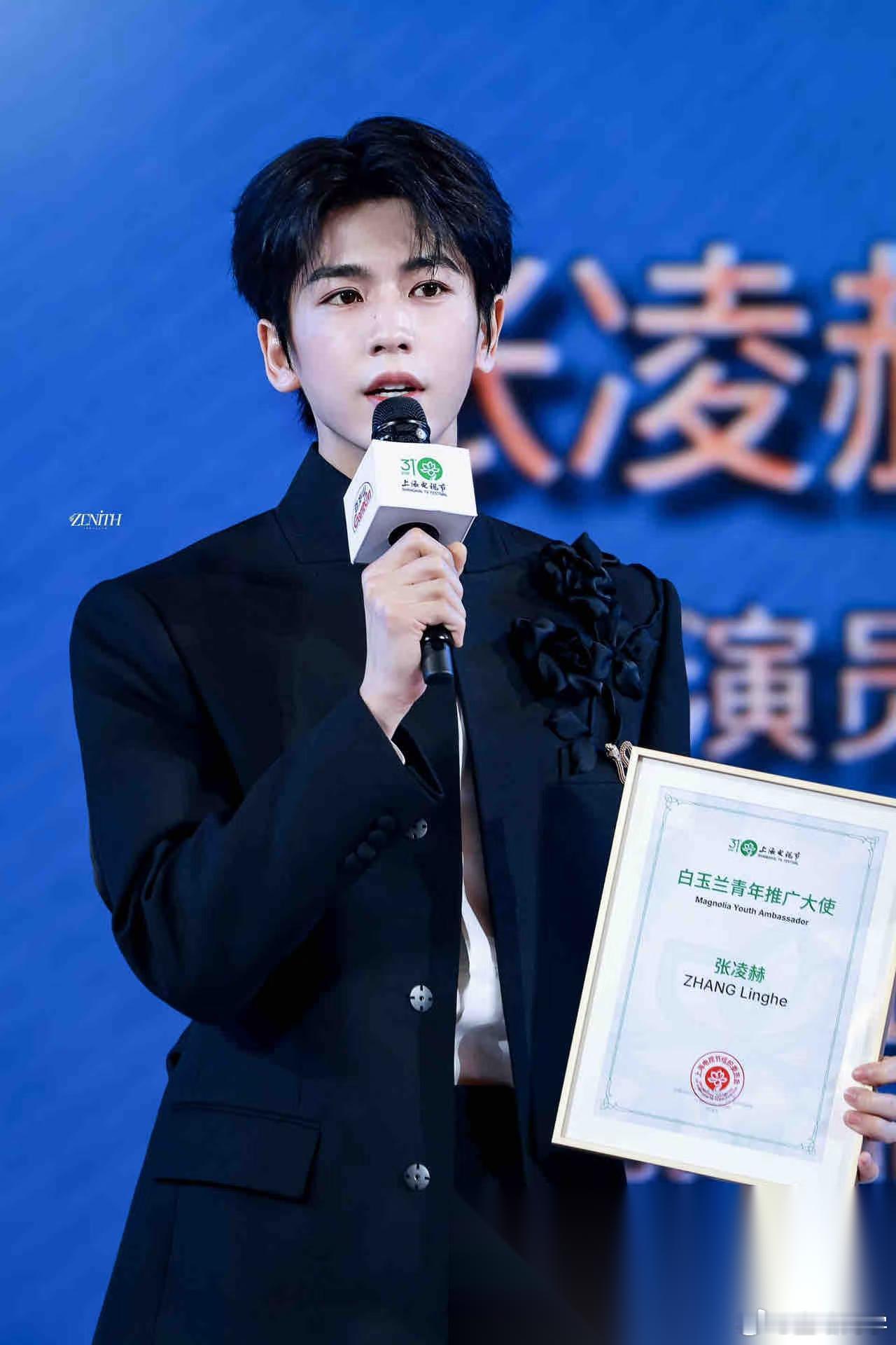 张凌赫这人 真经不起细扒 因为越仔细扒，你就会发现，他不只是演技出众的演员，更是