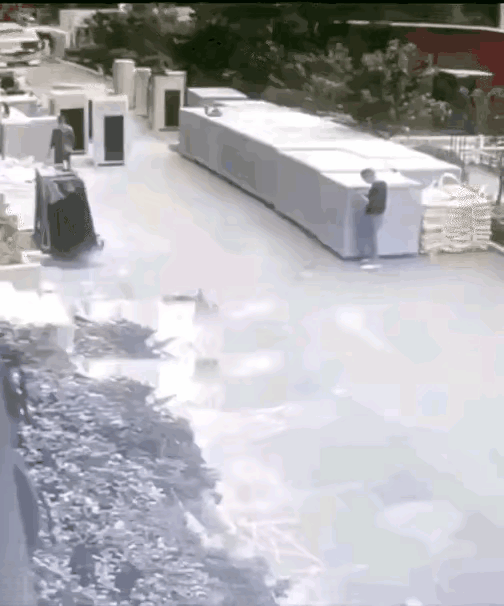 惊魂3秒！吊车凌空砸下，两男子死里逃生
 
南京某工地现场突发惊魂一幕！重达数吨