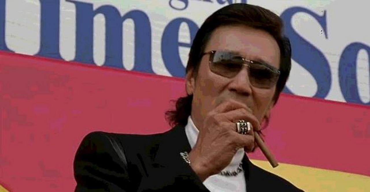 早年周星驰筹拍《功夫足球》时，特意邀请谢贤客串出演影片里唯利是图的反派老板。那个