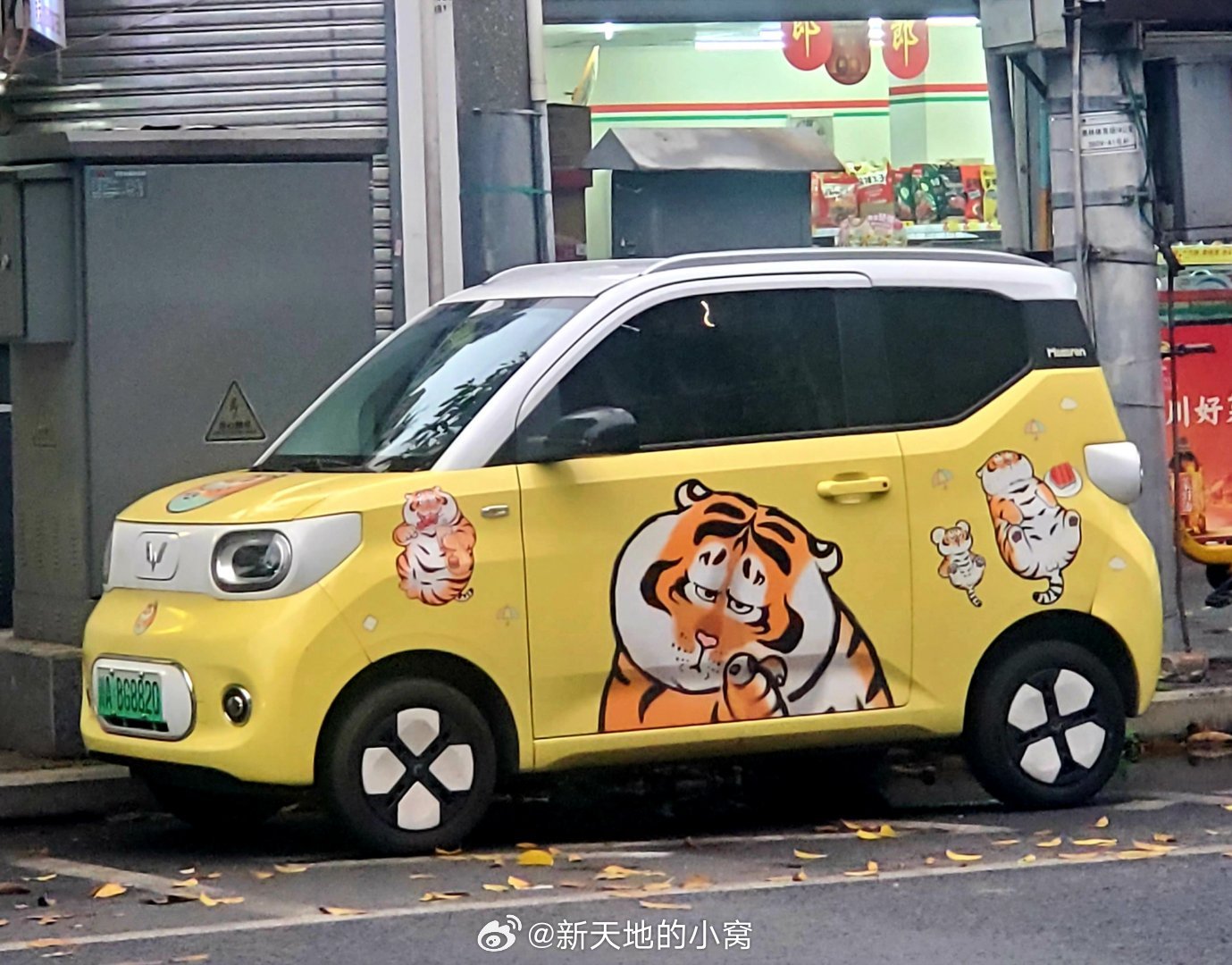 成都街拍车贴成都身边事城市影像记手机摄影爱好者街拍成都家用汽车的个性车贴(续)。
