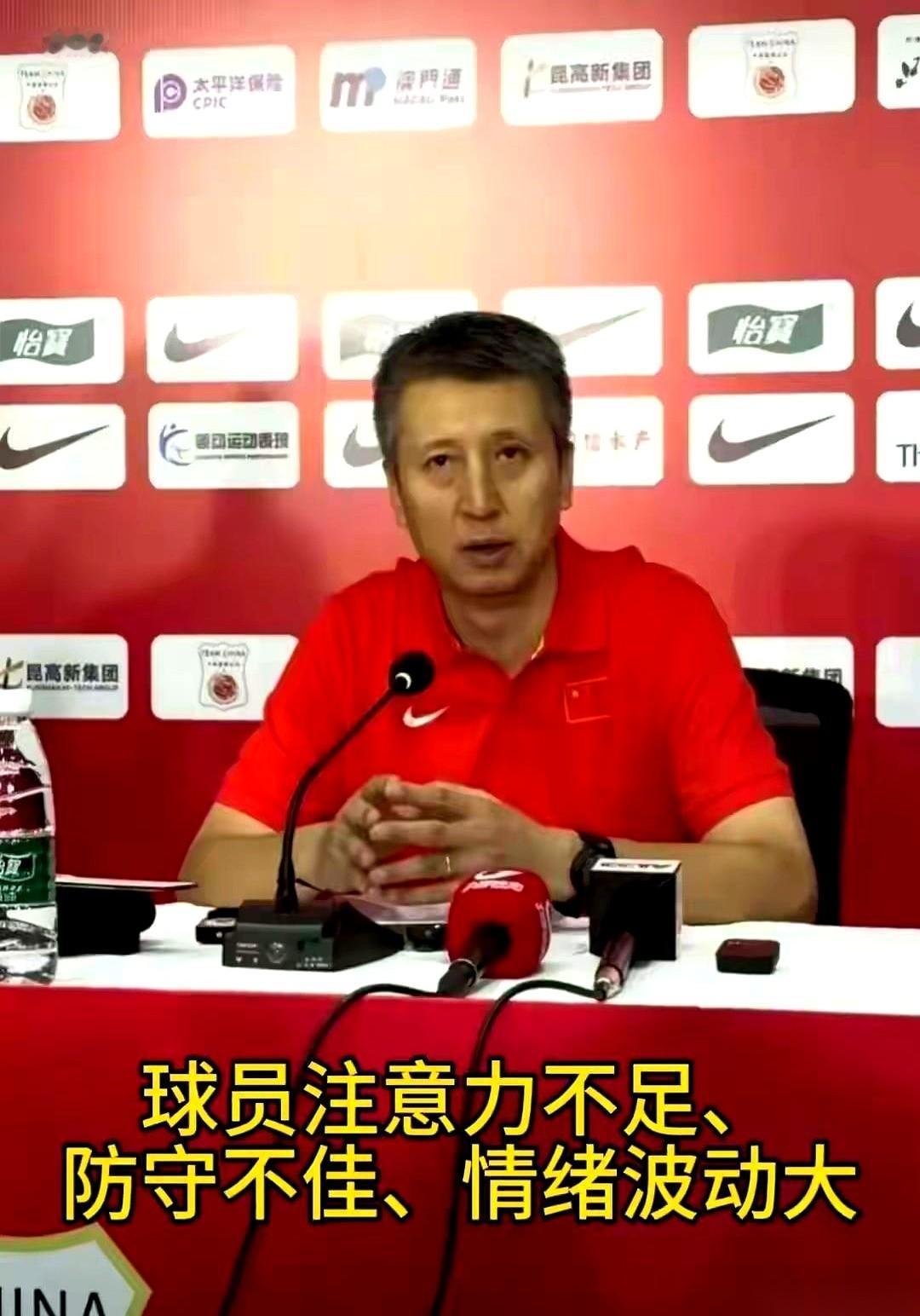 我嘞个去，半夜刷到男篮这消息，直接给我气得睡不着！这哪儿是比赛啊，这简直是心梗现