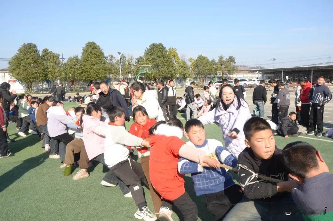 洋县龙亭中小于1月6日至8日在学校操场举办以“一根绳，一条心，我们都是小明星”为