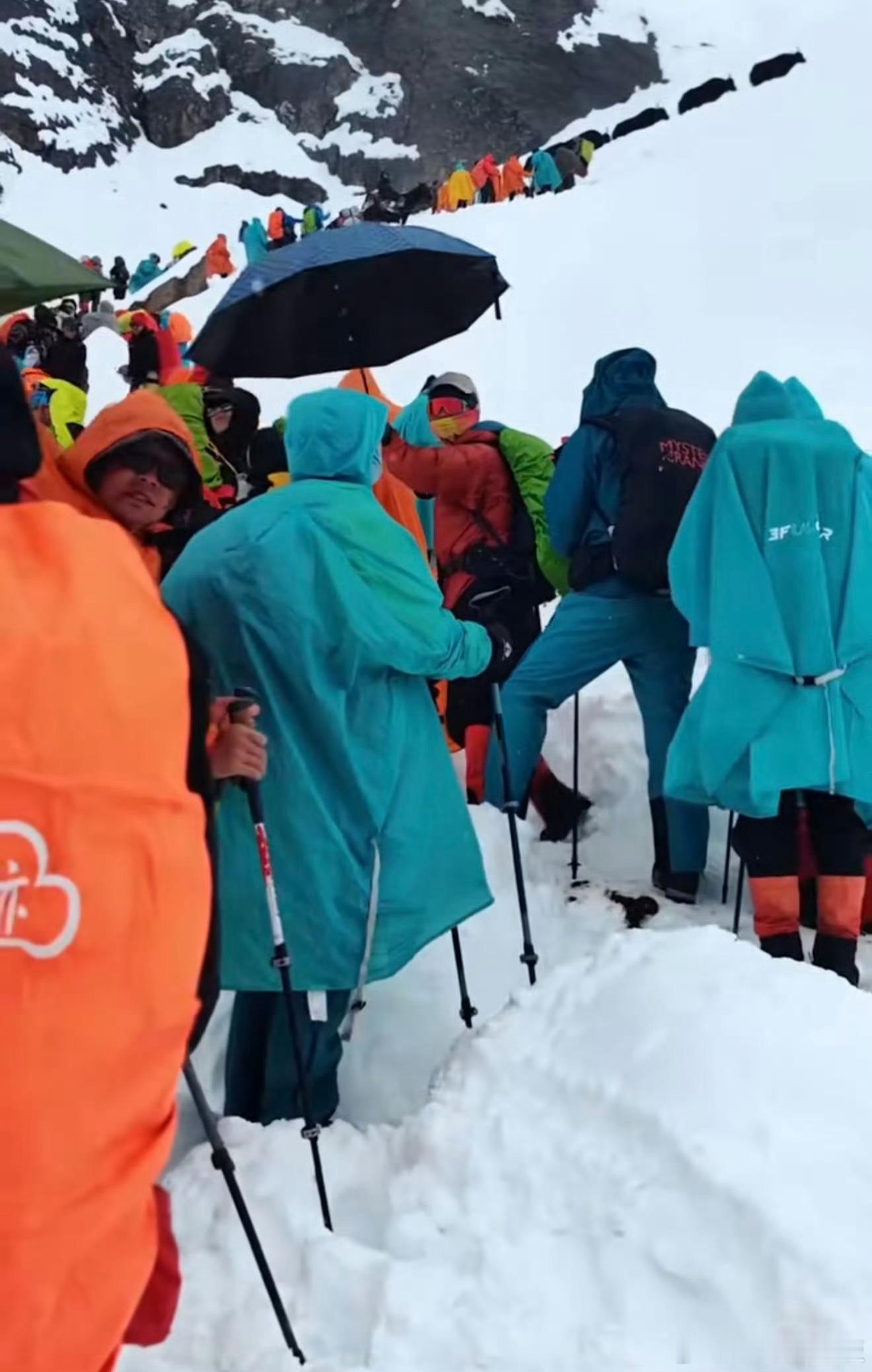 被困珠峰游客称暴雪闪电中挺过一晚没有什么比“平安”更重的词了。翻过山脊的不一定是