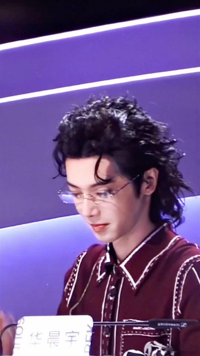 华晨宇声鸣远扬首席评审红红火火的花花，当首席评审也太有范儿了，狠狠爱住声鸣远扬