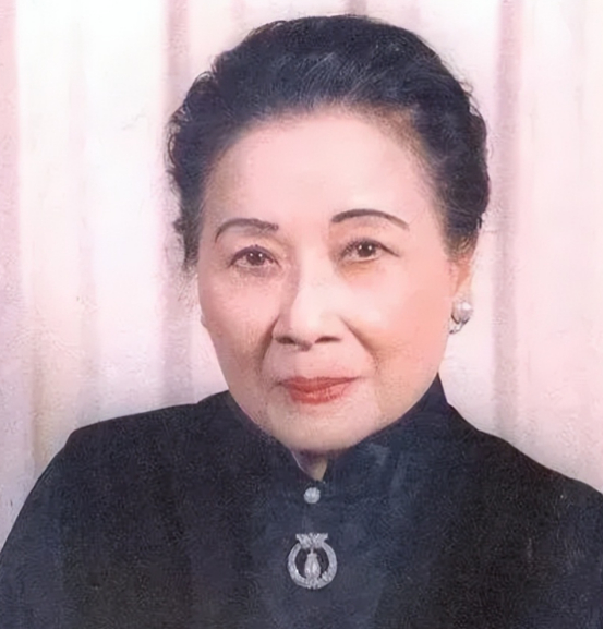 1996年李登辉掌权后，逐步撤除守护蒋氏父子陵寝的宪兵，岛内各地大量蒋介石雕像遭