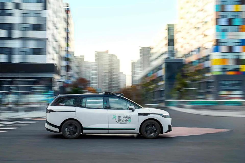 李彦宏署名文章谈扎实推进“人工智能+”行动，在无人驾驶领域跑出加速度

近期，李