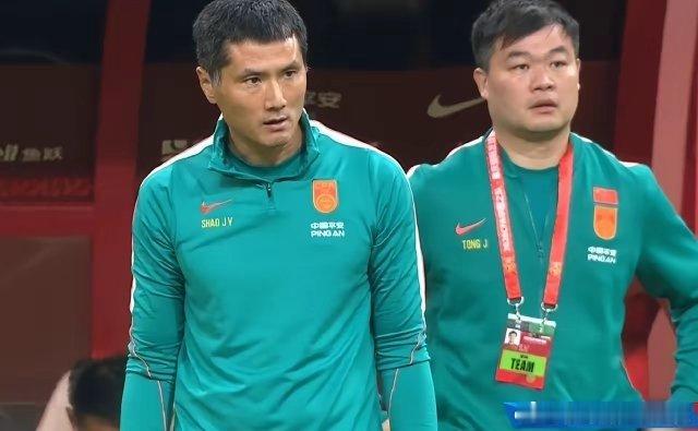 国足0比5巴勒斯坦中国男足主帅邵佳一真是太沮丧了！在今天中国男足以0：5惨败于巴