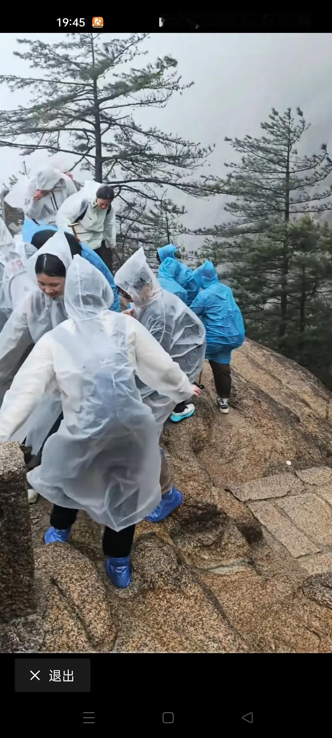 天呐，都五一节了，来爬黄山竟然遇上暴风雪，这可真是花钱找罪受啊！
风这么大，雨这