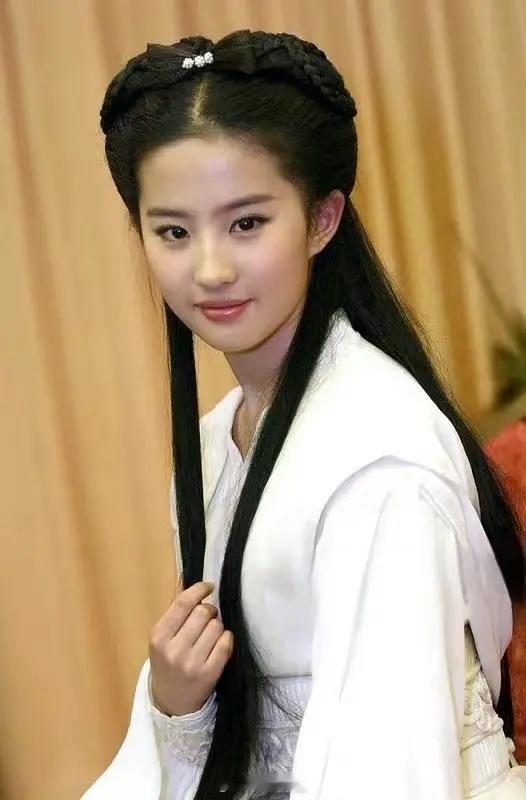 刘亦菲05年神雕小龙女无滤镜原图，什么水平？这个时候好像才18岁左右，应该是拍摄