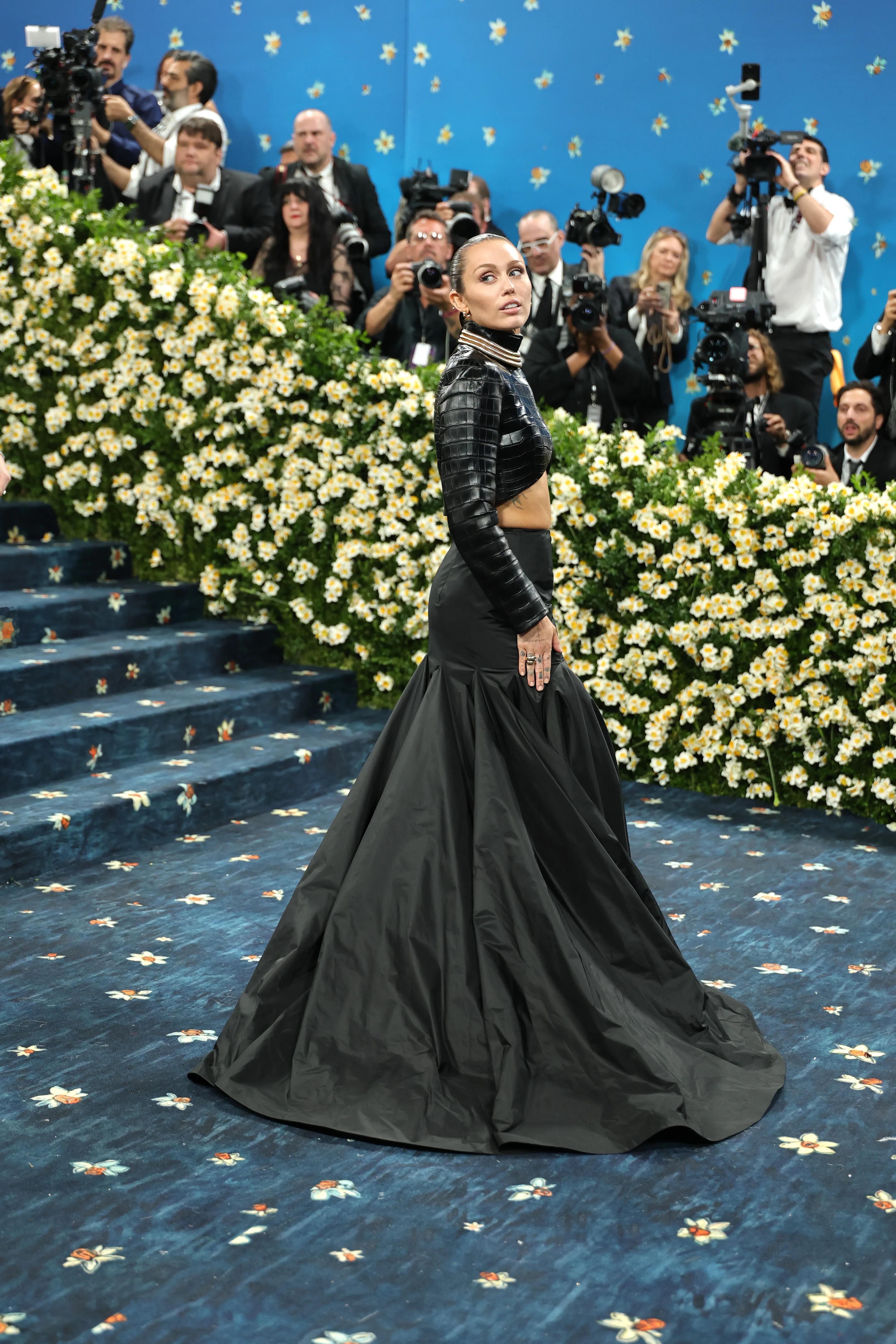 麦莉Miley Cyrus超酷亮相MetGalaMetGala红毯美图大赏！[亲