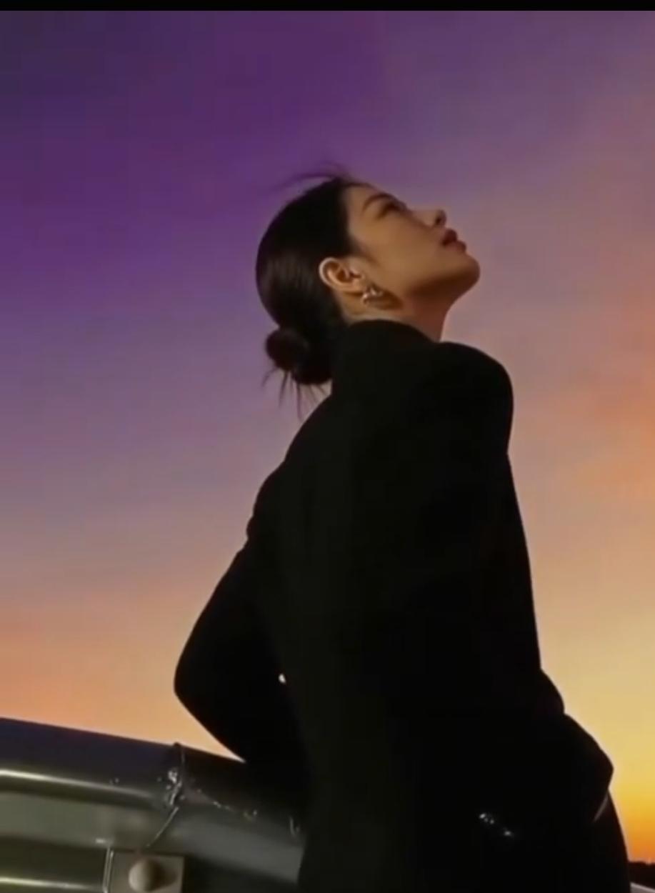 当一个人，和这个暧昧不清，跟那个恩怨纠缠，内心全是炸弹，你靠近他，以为自己是他的