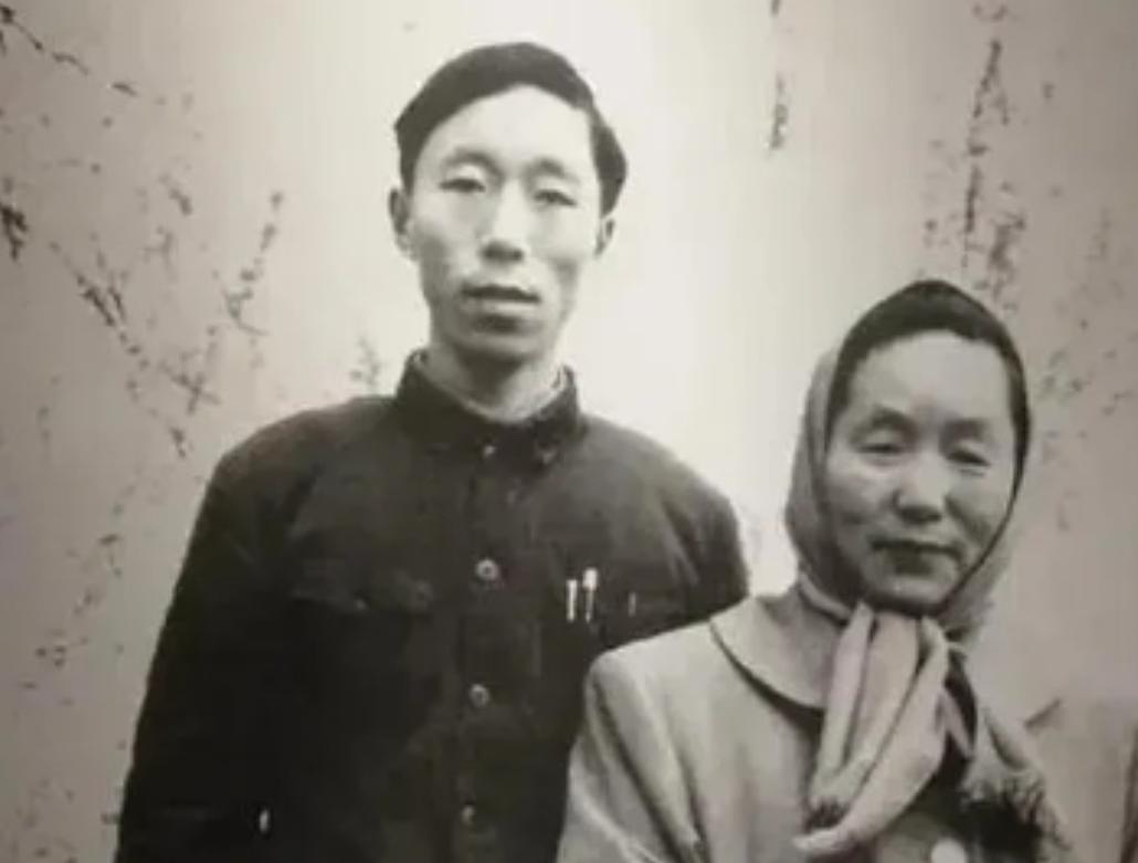 1937年地主扛回昏倒女兵，解开衣襟的瞬间他惊到失语：怀里竟藏着条小生命！那天地