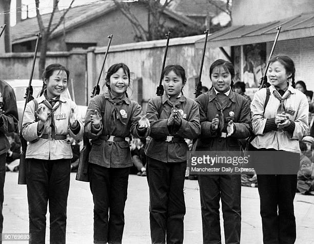 1973年4月，持枪的中国女孩。
Chinese girls with rifl
