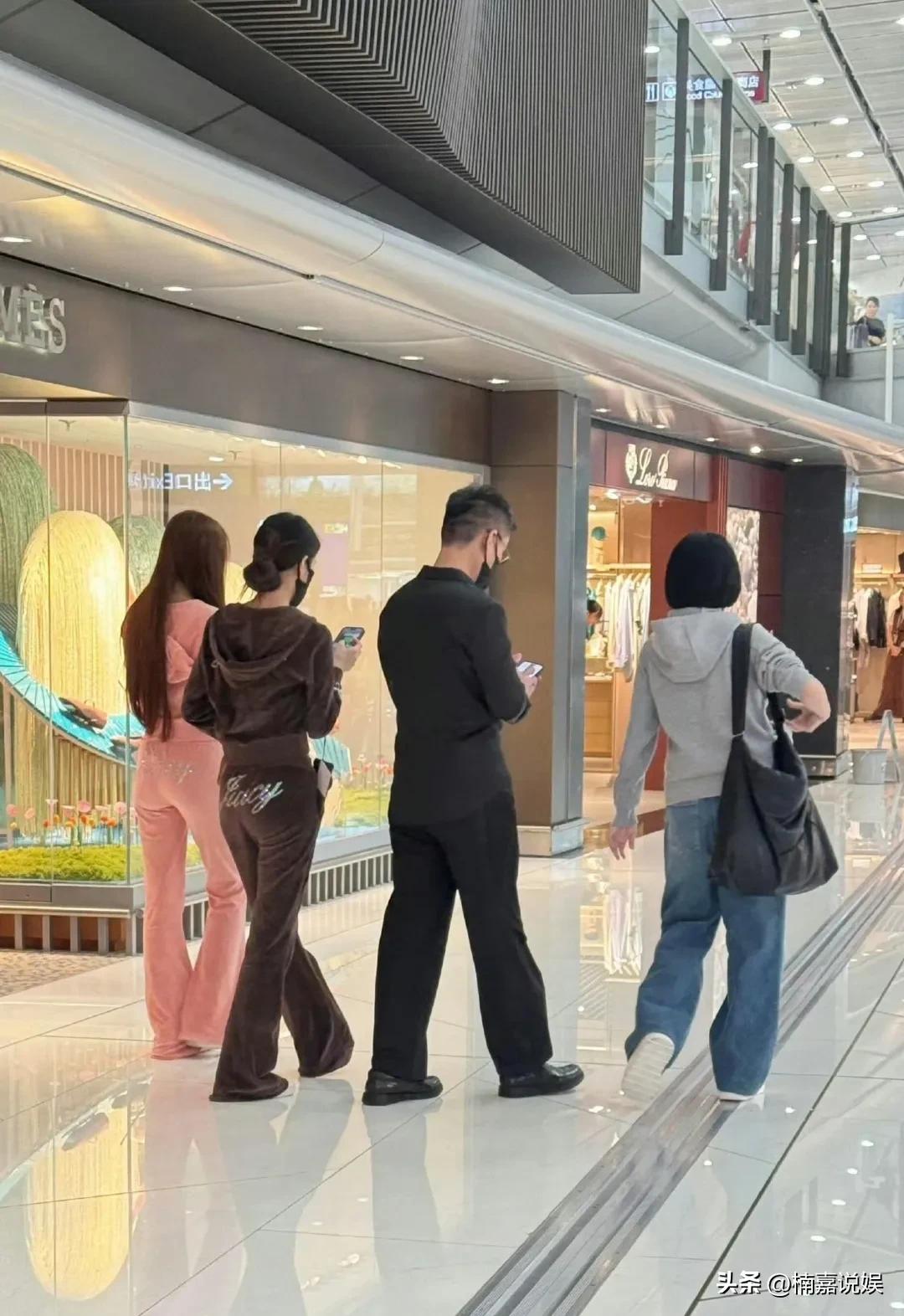 小s一家四口现身香港机场，她两个女儿的个子都好高啊，长得也很漂亮。
一家四口可能