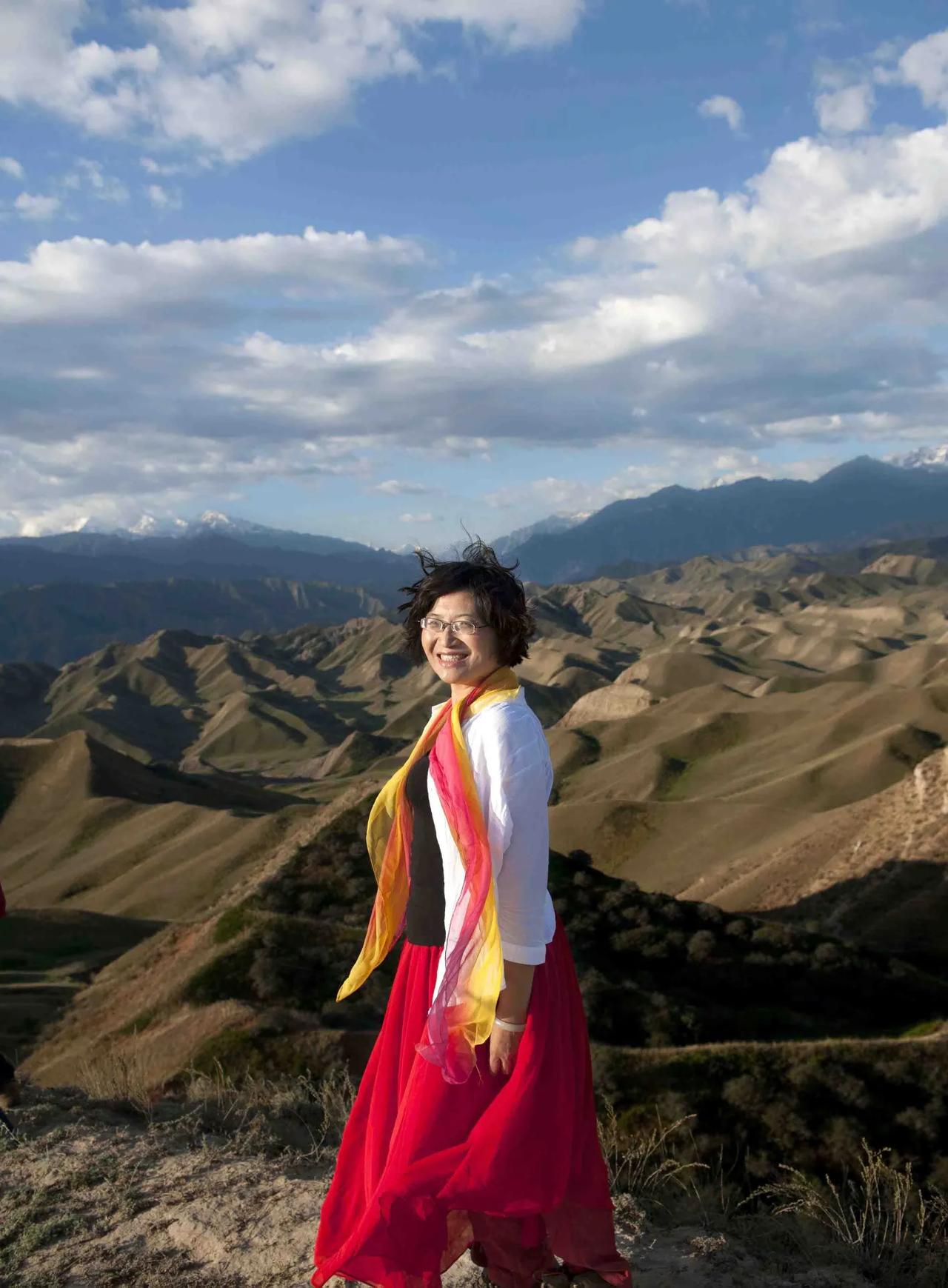 写给网友山居亭主
山居亭主乐山水，环游新疆识天山
大漠戈壁任尔驰，荒山秃岭等你看
