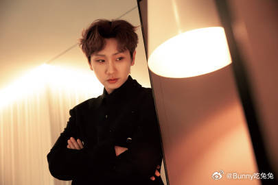 汪苏泷第一套疯批第二套daddy眼神杀切换！汪苏泷第一套疯批犀利拿针筒，第二套温