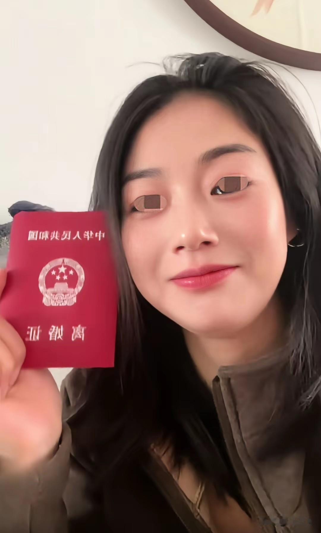 广东一40岁女子结束了长达17年的婚姻，离婚后女子并没有想其她女子一样哭哭啼啼。