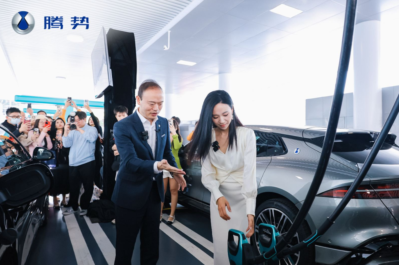 前几天全新腾势Z9GT开启首台交付了，值得一提的是，距离新车上市仅仅过去了一周，