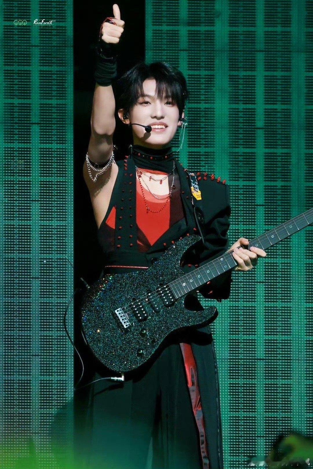 #张泽禹 养成系摇滚小狗# 6 岁玩电吉他的他，一路成长一路惊艳。张泽禹用音乐诉