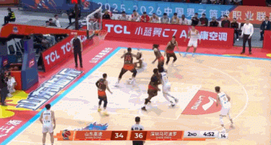 周鹏被克里斯碾压，大前锋位置差，深圳今年打得差有原因


深圳队上半场50:57