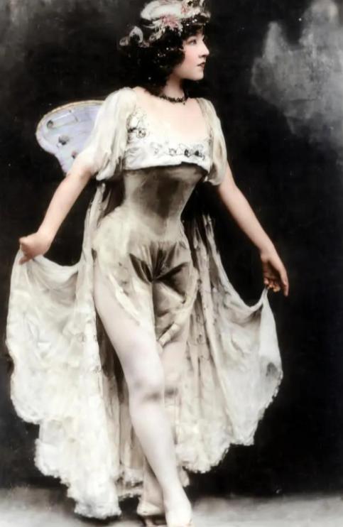 1905年3月，一封从上海拍来的电报，送进了紫禁城。

裕容龄正在廊下练习新编的
