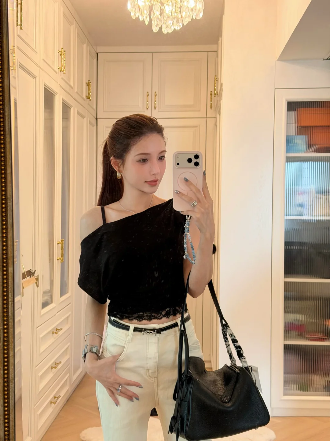 把头发梳成大人模样