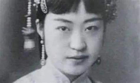 1926年，22岁的唐怡莹在丈夫离家的时候，与25岁的张学良发生了关系。几天后，