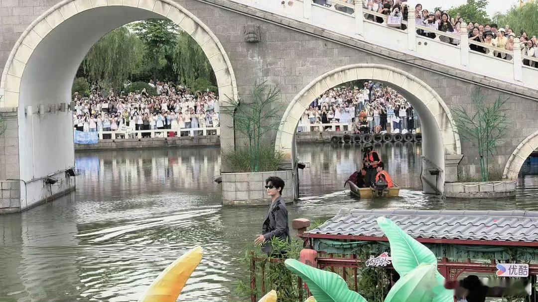 围观杨洋 清明上河图复原 古画破壁，展昭归汴！杨洋立于画舫船头，虹桥为背景，人潮