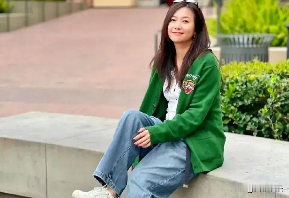徐静蕾五十岁状态佳，才华与魅力不减当年！
四和娱乐:关注
邊请阅者爱我者看完。