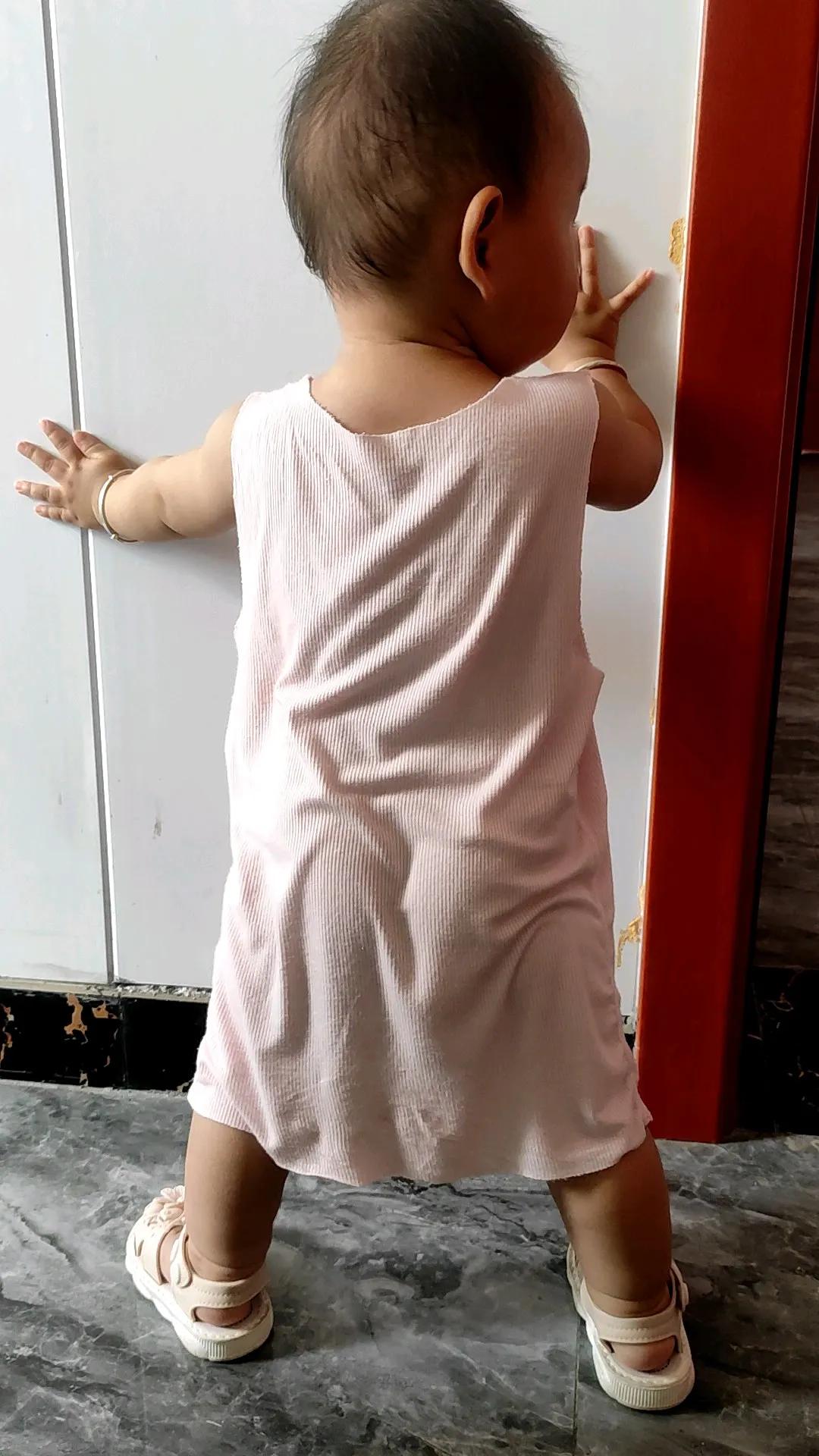 带着孩子走亲戚，亲戚总是把她吃过的喂我的孩子，明明我就在旁边喂孩子吃饭，我一直跟