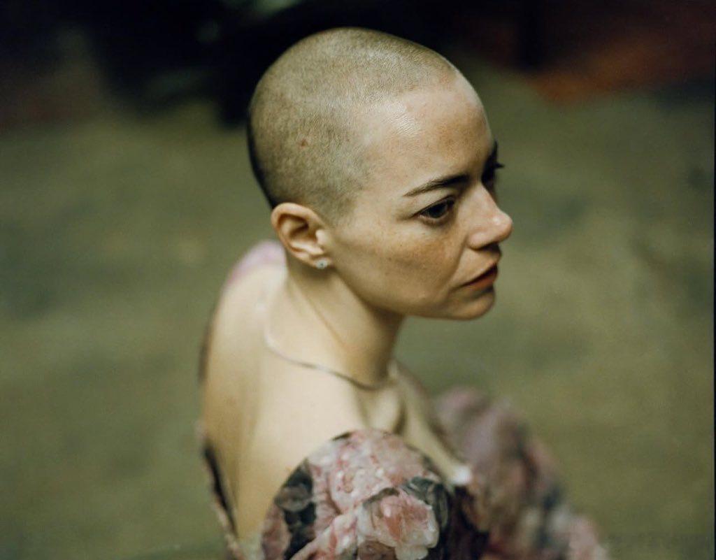 Emma stone艾玛斯通稳定发挥，凭借《拯救地球》获得金球奖的第九提，现在是