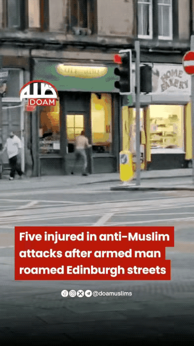 英国爱丁堡街头，光着上身的白人男子抡着大型武器一路砍过去，五名穆斯林男子倒在血泊