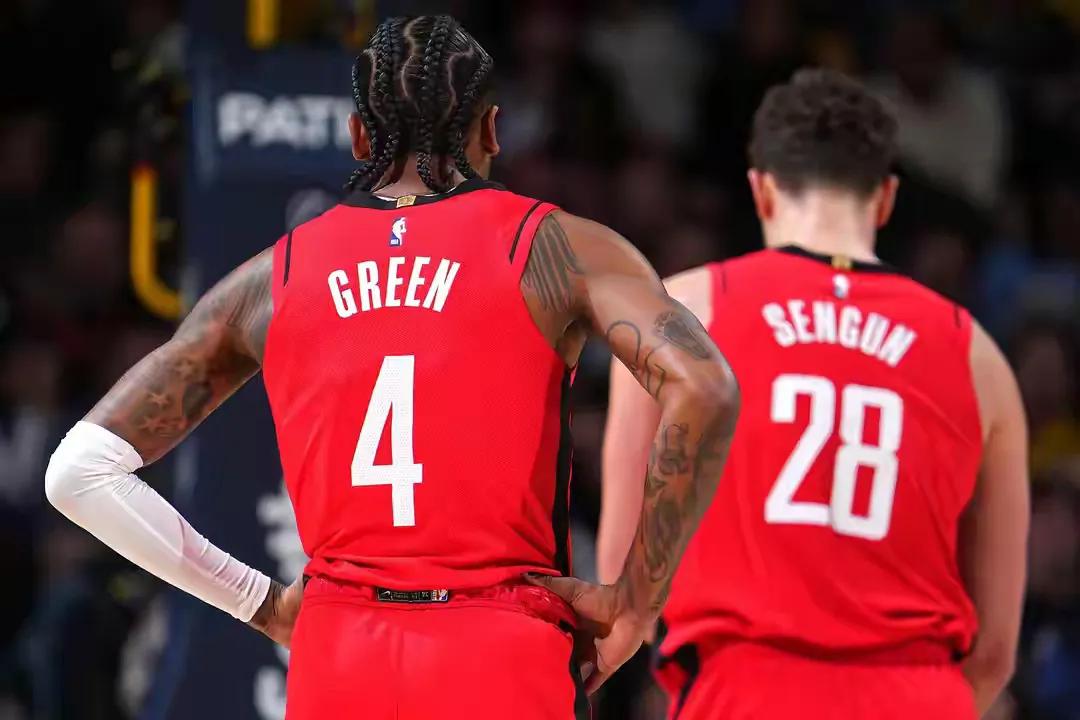 所以火箭的真正问题是什么？太阳媒体一眼看出火箭要害了，说火箭的问题并不在于杰伦格