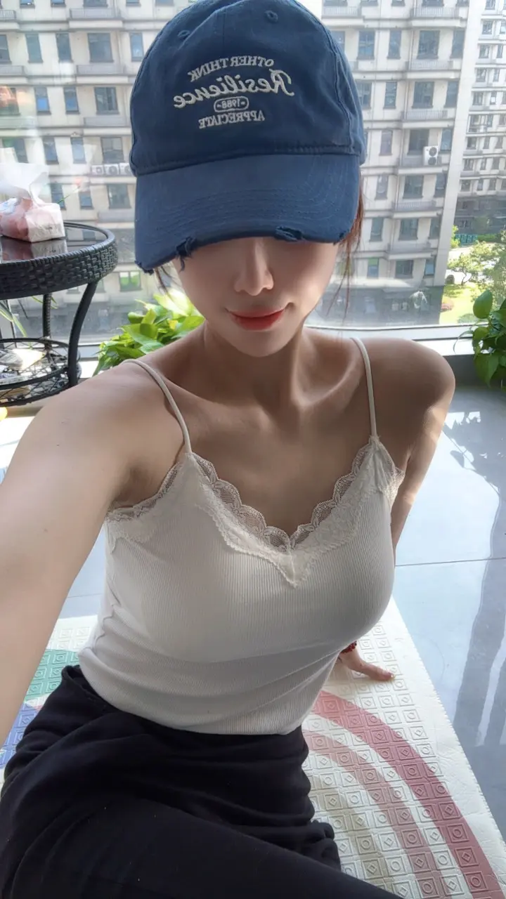 中年女人努力维持很一般的身材，不努力一般都没有了。也没时间精力锻炼