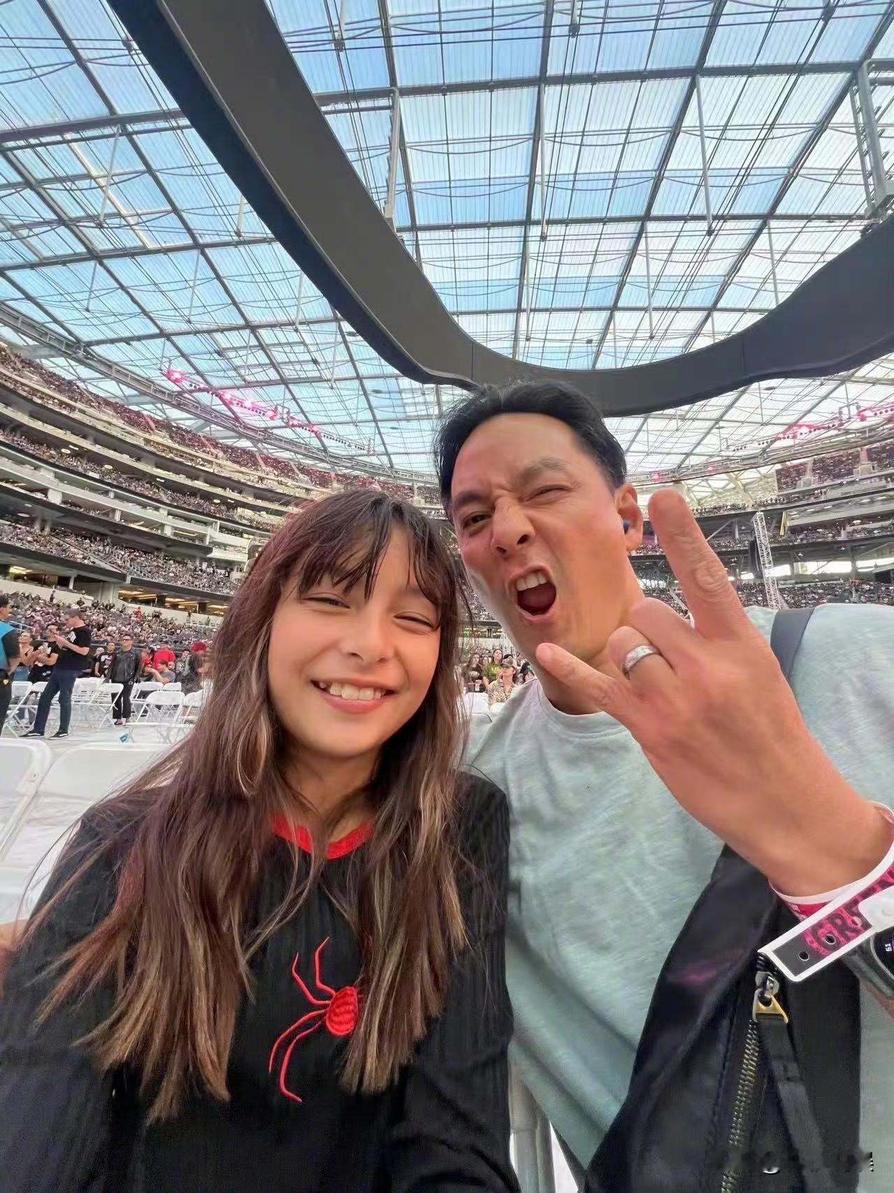 吴彦祖晒与女儿Raven的合照。

并配文：一眨眼Raven已经12岁了，我的宝